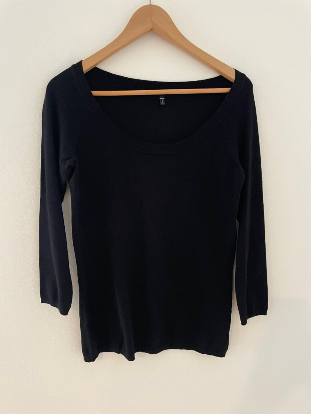 Tahari women's pullover black sweater M women's, Length 25", classic wardrobe